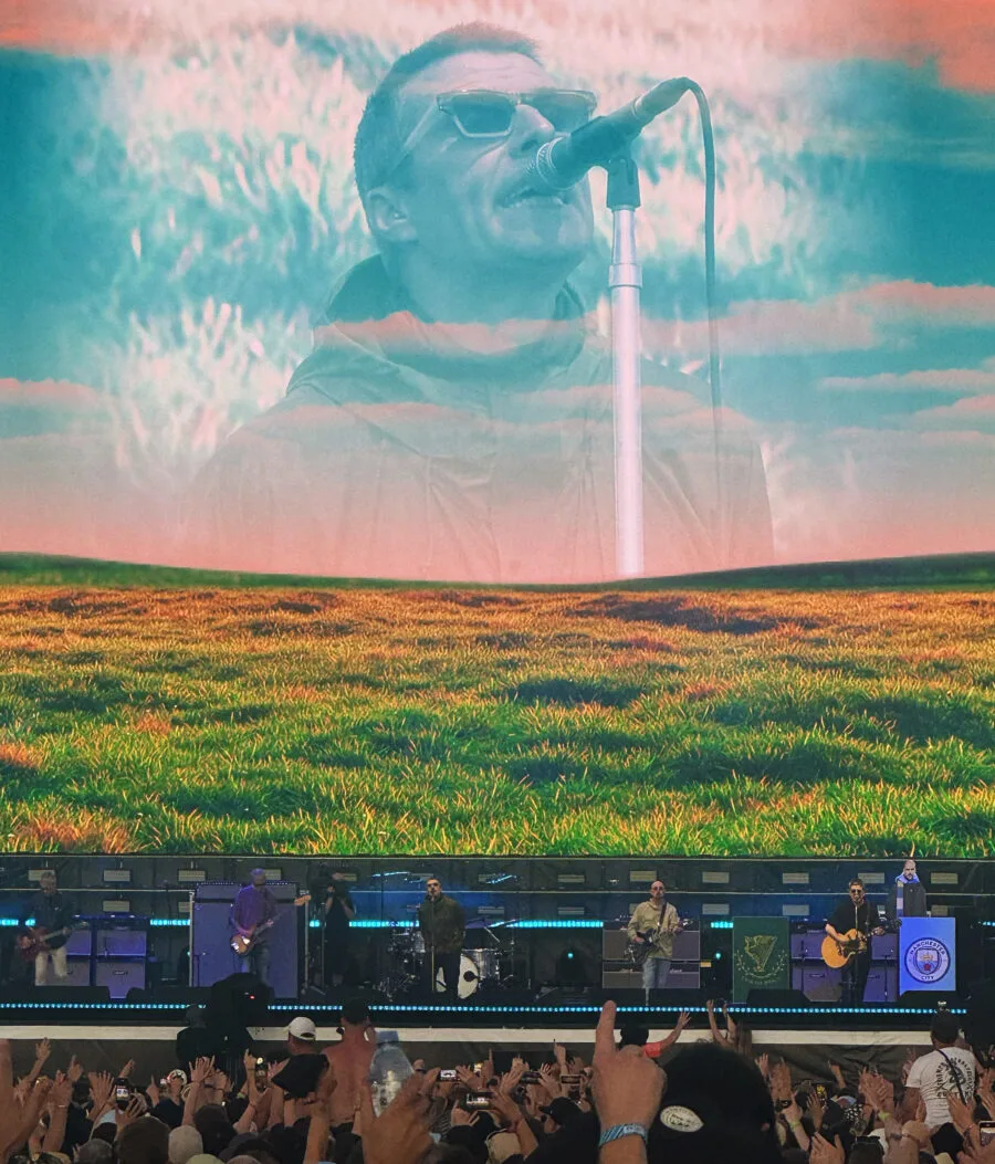 Gli Oasis sul palco durante un concerto del tour di reunion a Manchester nel 2025