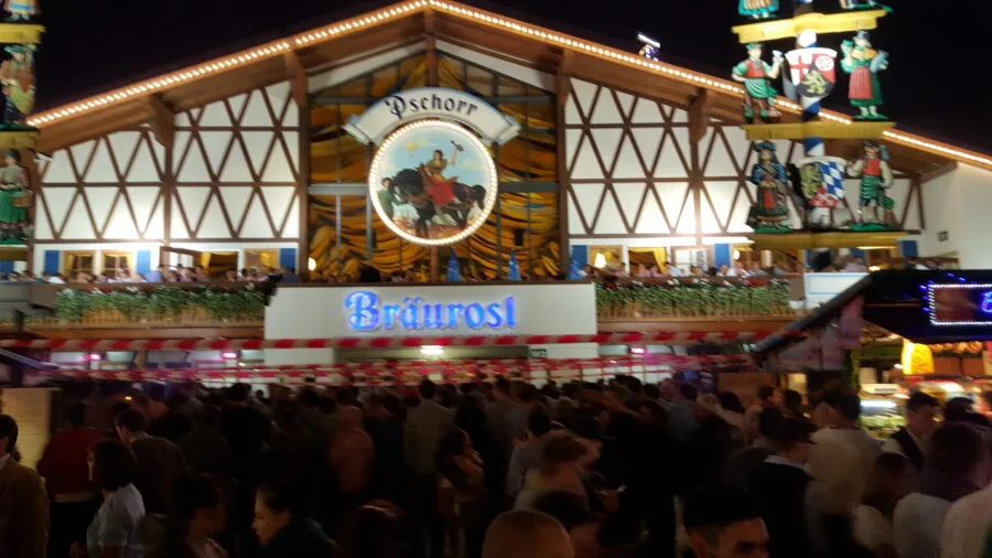 Padiglione affollato dell Oktoberfest a Monaco di Baviera