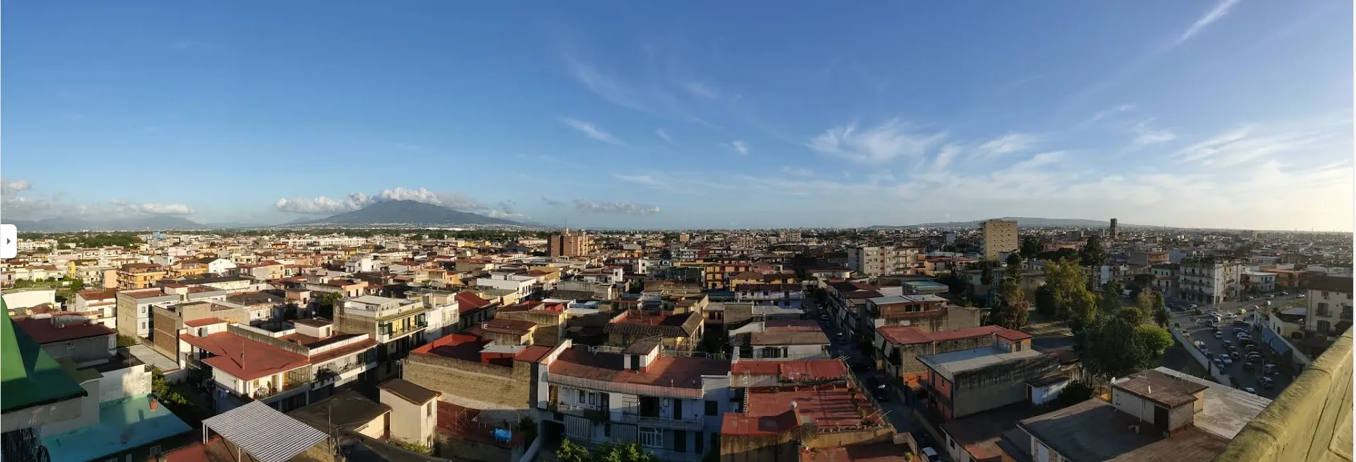Panorama urbano di Caivano con il Vesuvio sullo sfondo