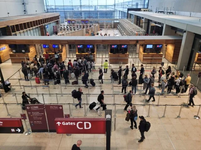 Controllo passaporti in aeroporto europeo