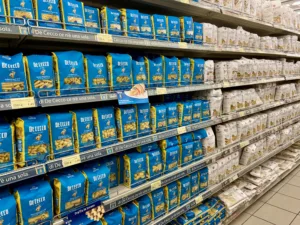 Corsia pasta supermercato Roma