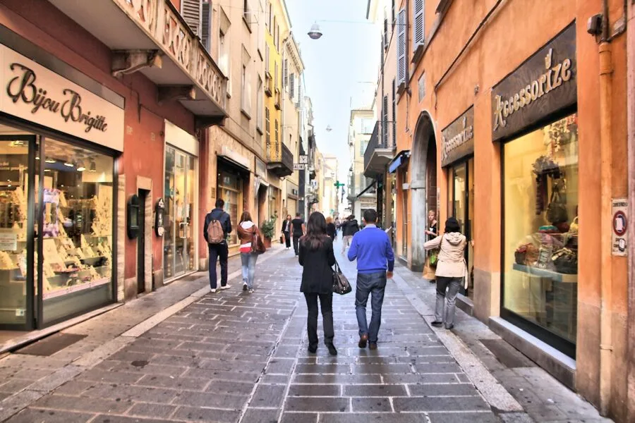 Via XX Settembre a Piacenza con negozi e pedoni