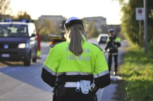 Polizia Locale durante un controllo stradale