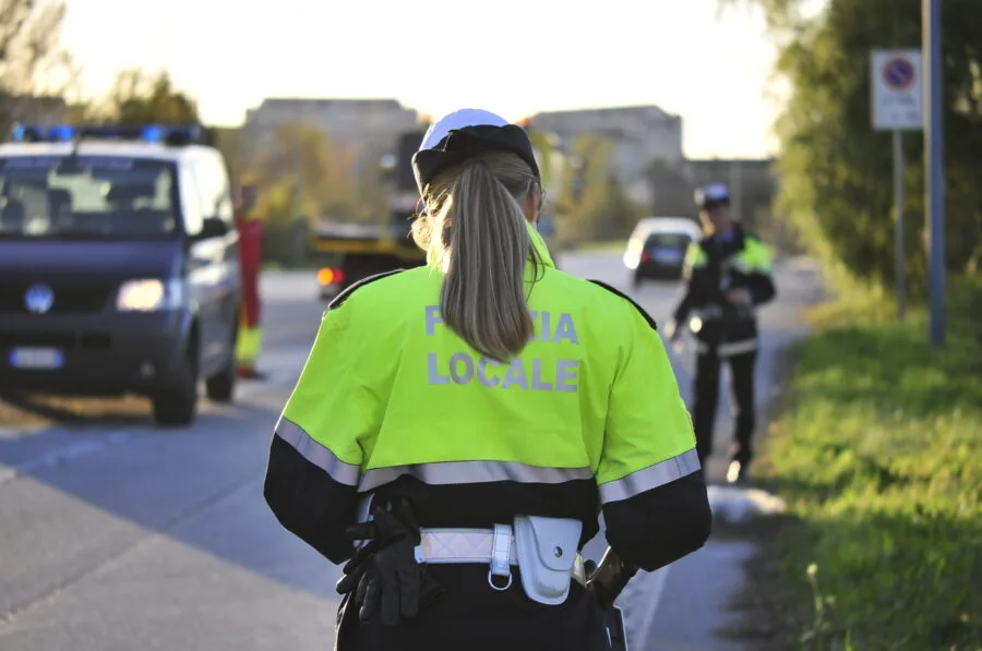 Agente di Polizia Locale durante un controllo su strada
