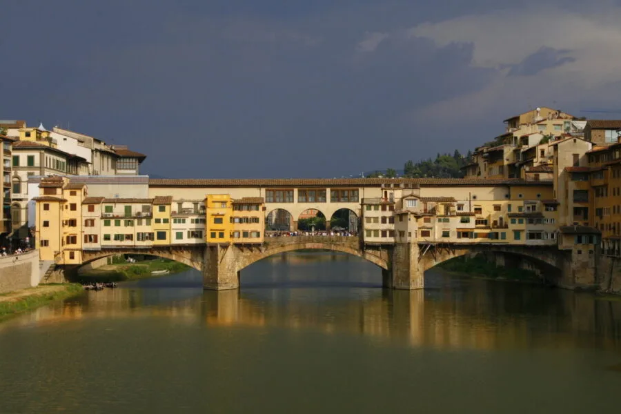 Ponte Vecchio a Firenze con abitazioni storiche e turisti