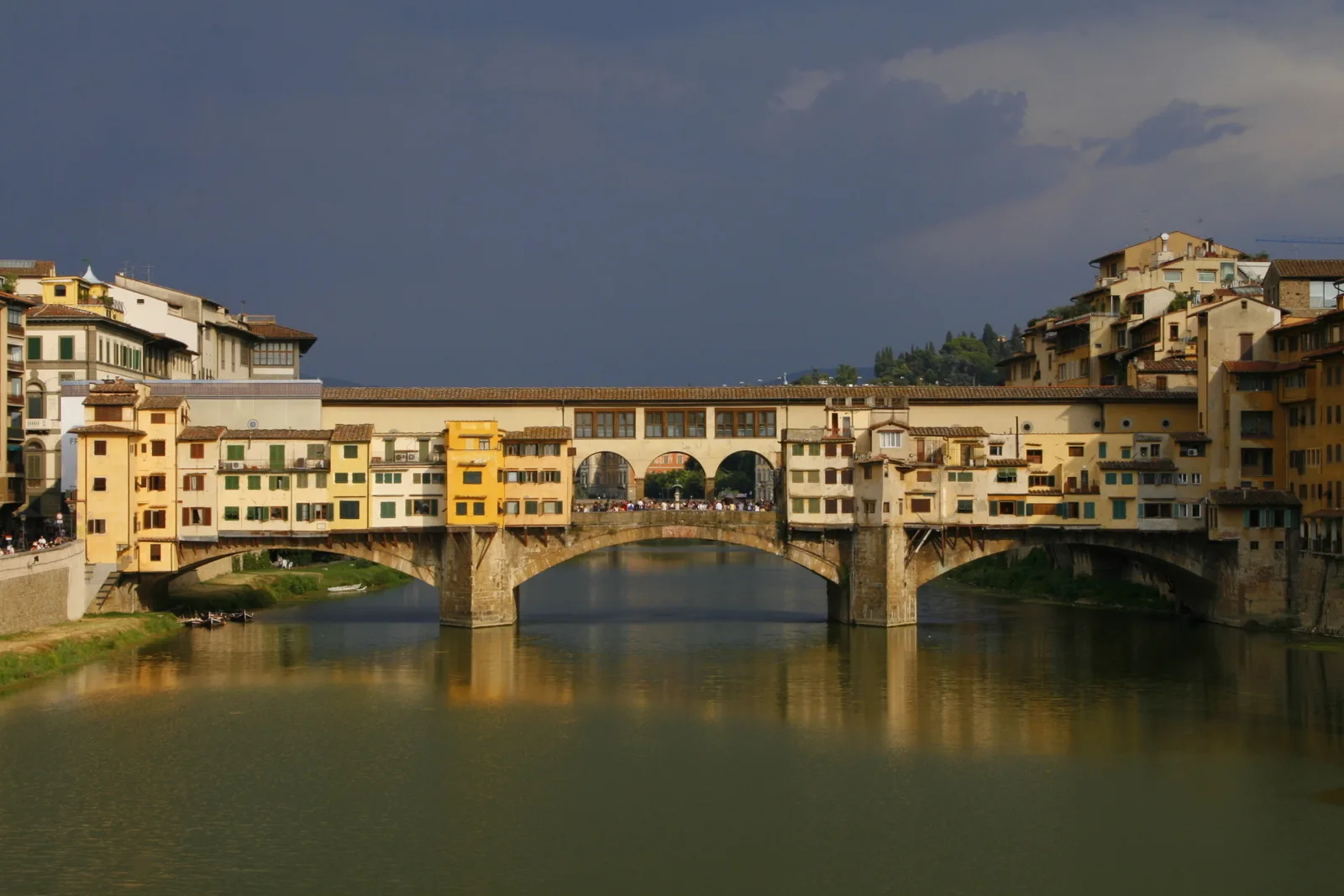 Ponte Vecchio a Firenze con abitazioni storiche e turisti