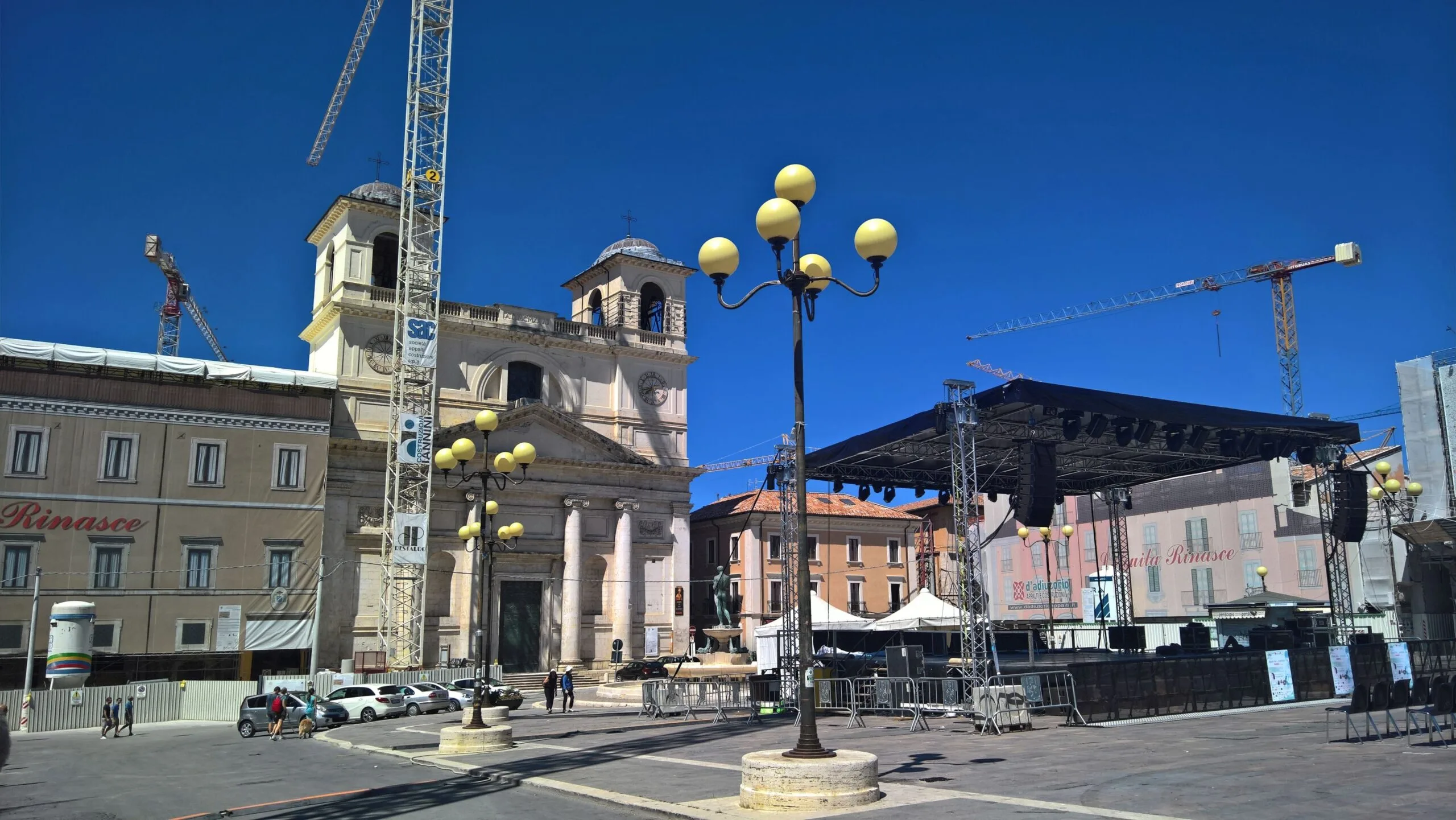 Piazza del Duomo all'Aquila con palco e strutture per eventi