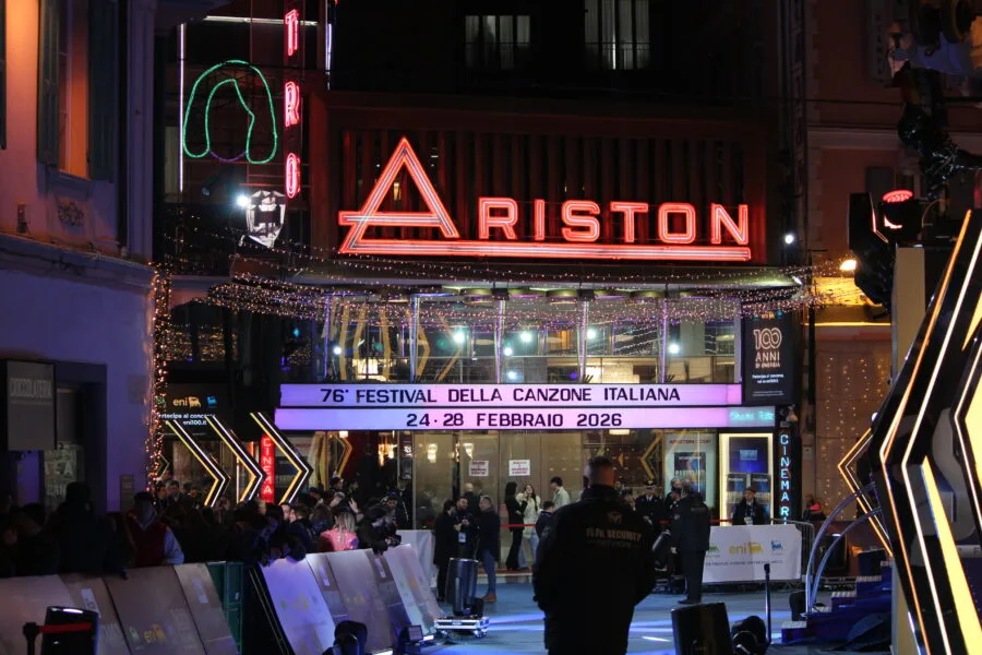 Ingresso del Teatro Ariston durante il Festival di Sanremo 2026