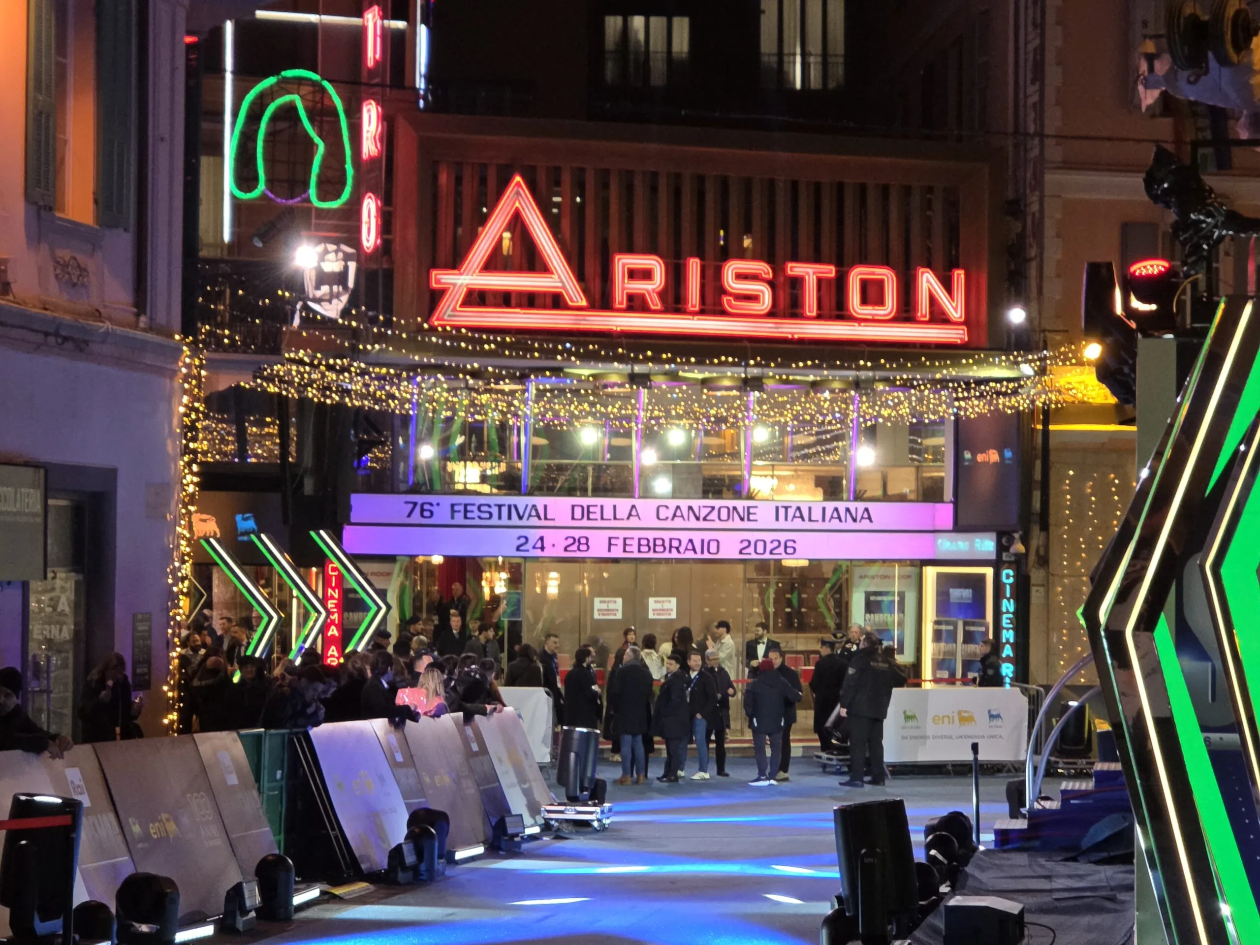 Il Teatro Ariston illuminato durante il Festival di Sanremo 2026