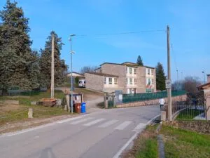 Scuola primaria italiana vista dall'esterno