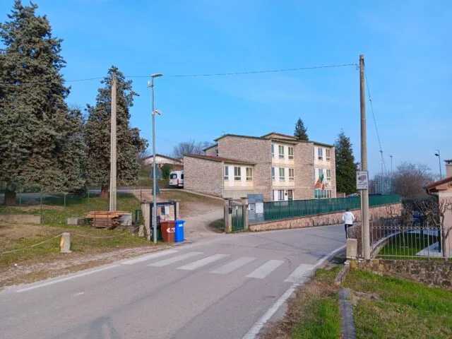 Scuola primaria italiana vista dall'esterno