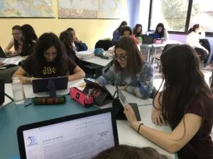 Classe italiana con studenti al lavoro