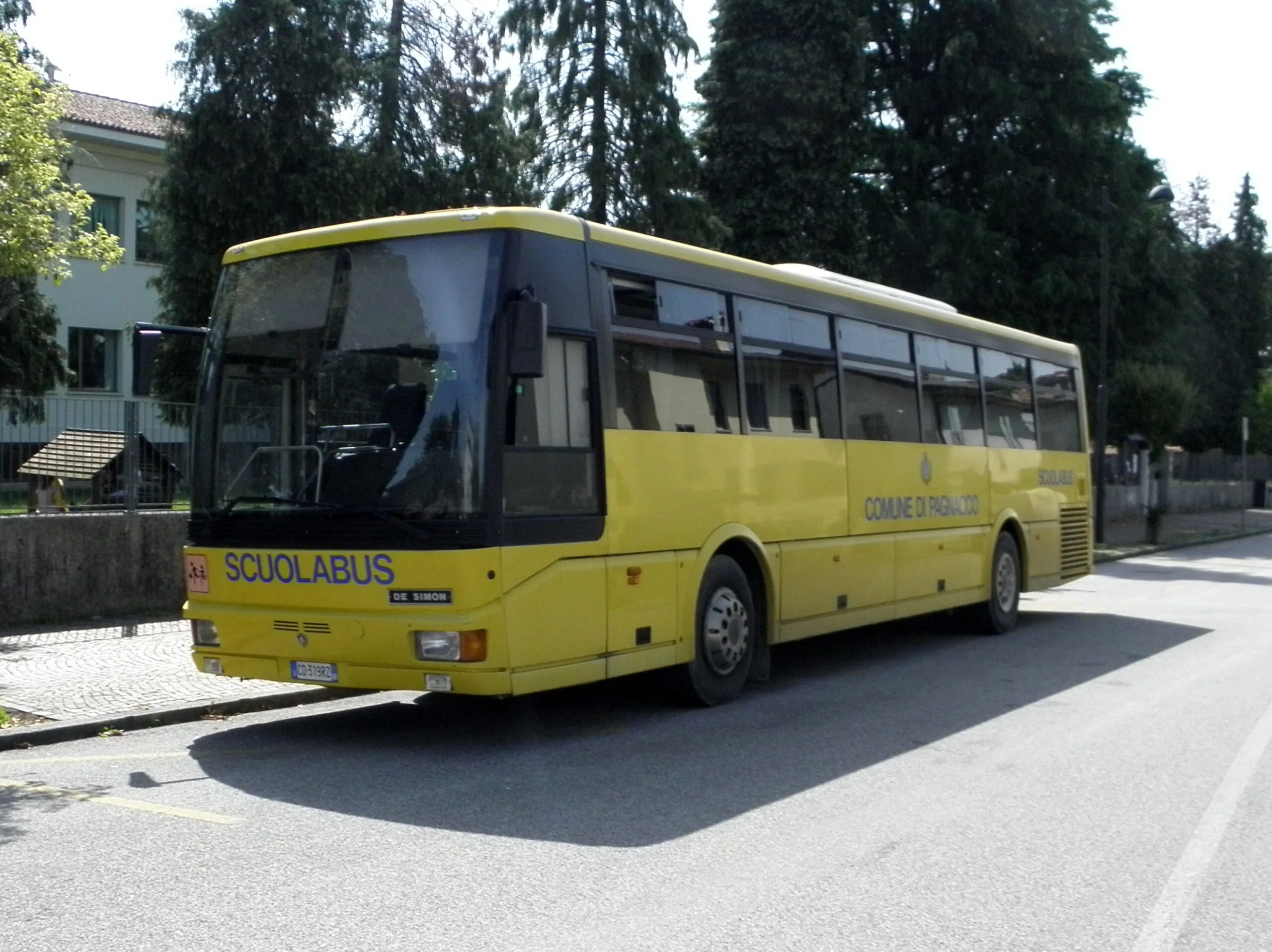 Scuolabus italiano parcheggiato vicino a una scuola