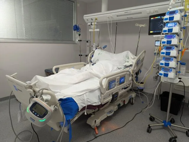 Letto di terapia intensiva con monitor e pompe infusionali