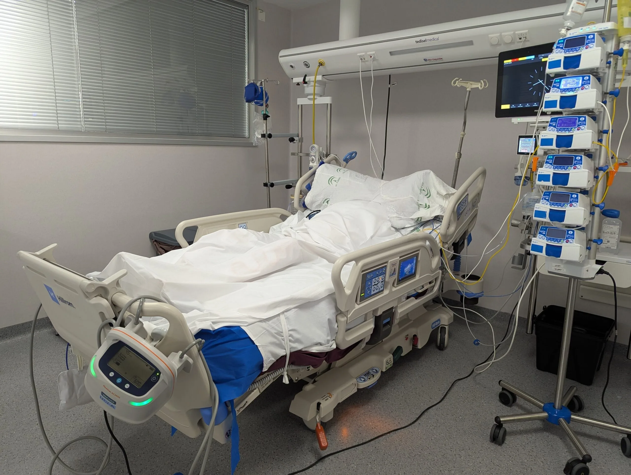 Letto di terapia intensiva con monitor e pompe infusionali per pazienti critici