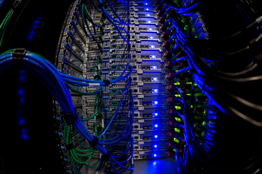 Server e cavi di rete in un data center