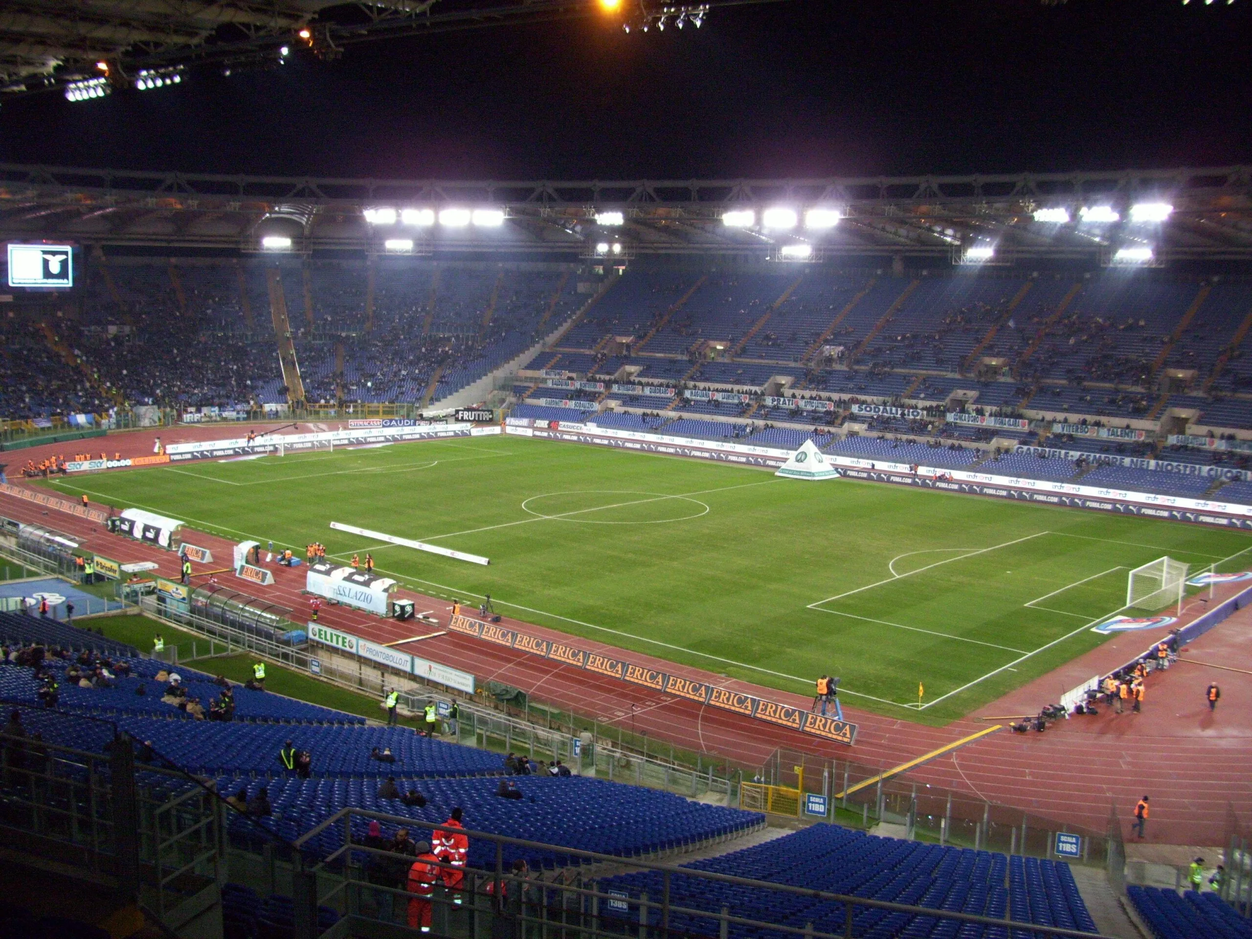 Interno dello Stadio Olimpico di Roma durante una partita di calcio