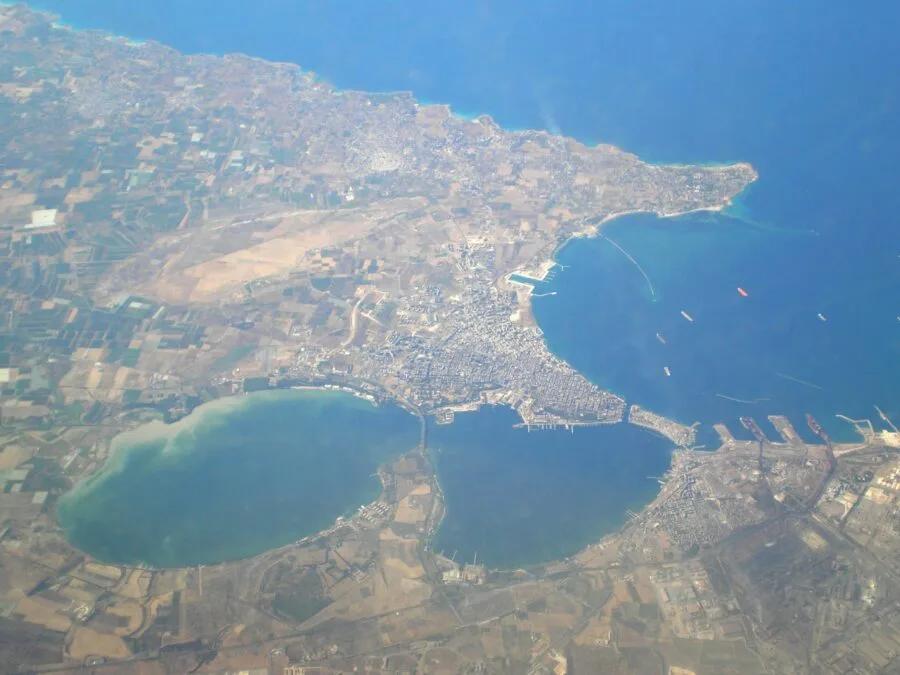 Veduta aerea di Taranto e del porto