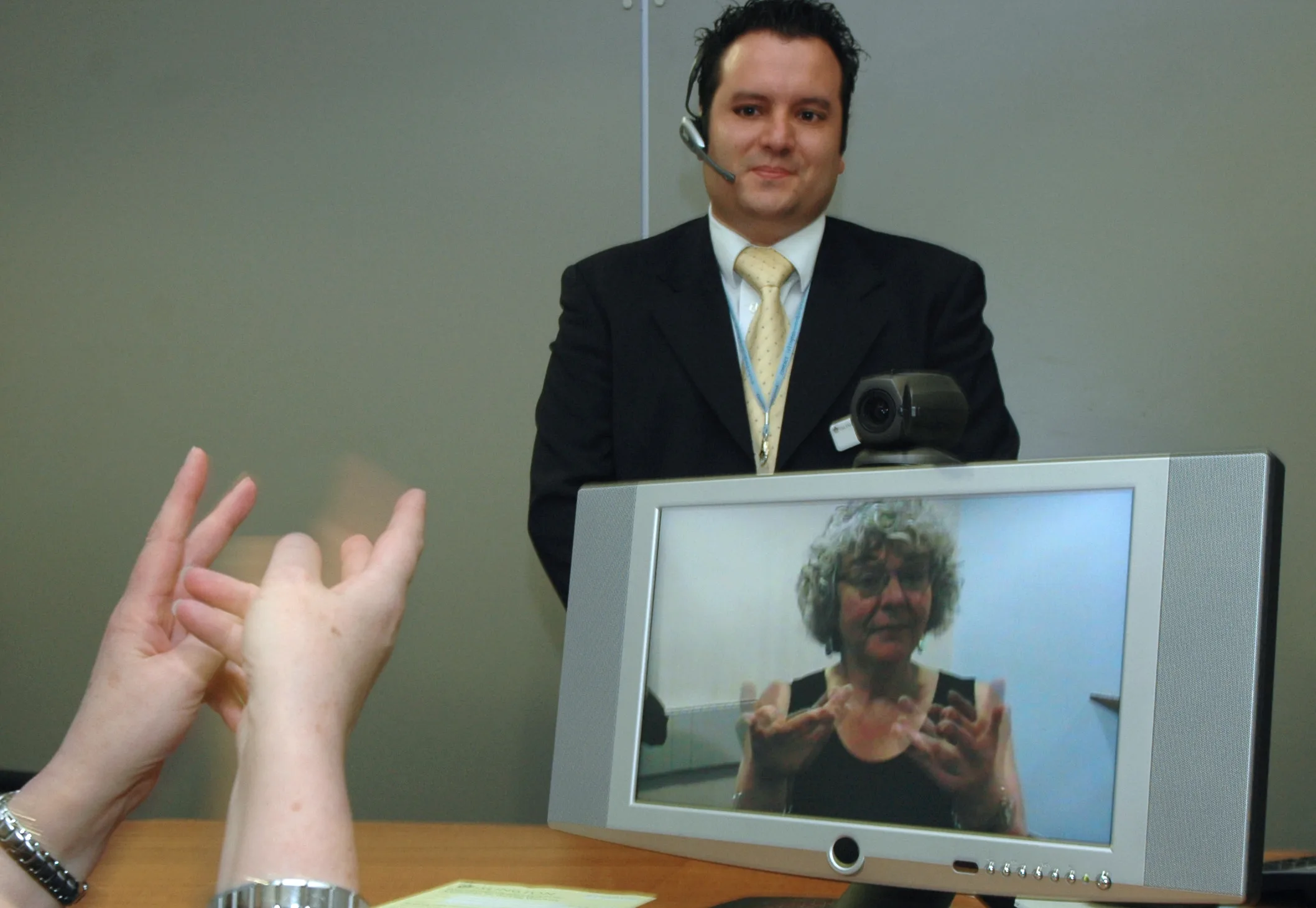 Sessione di video interpretariato in lingua dei segni con schermo e interprete