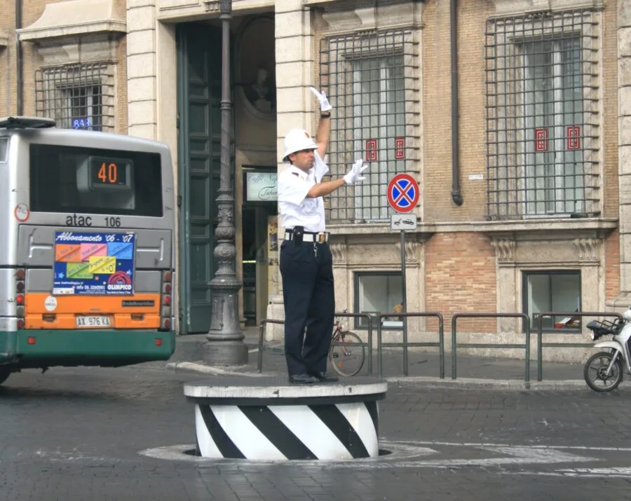 Vigile urbano dirige il traffico a Roma