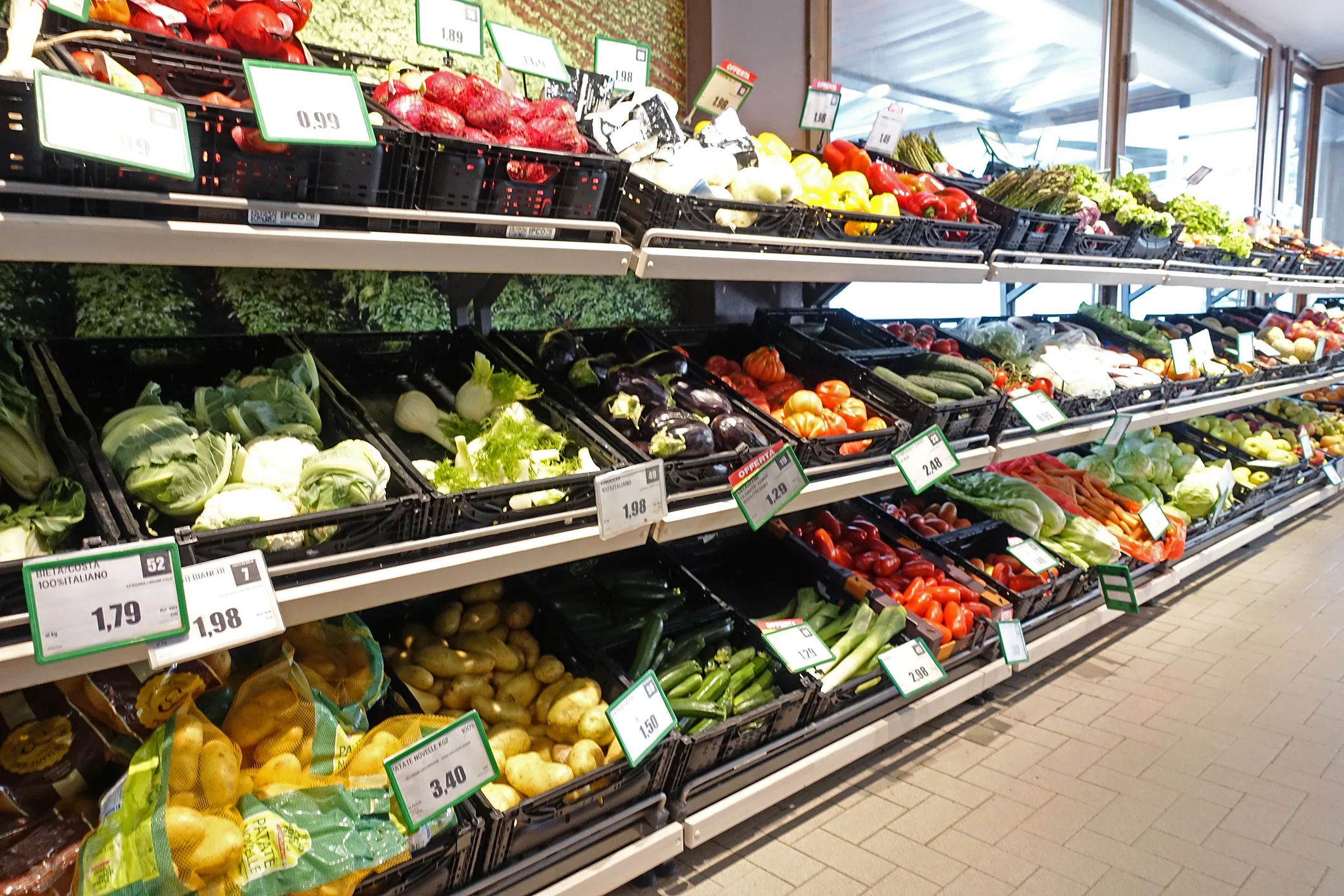 Reparto verdure in un supermercato Despar in Italia