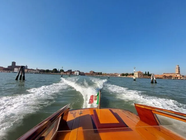 Navigazione veloce nella laguna di Venezia