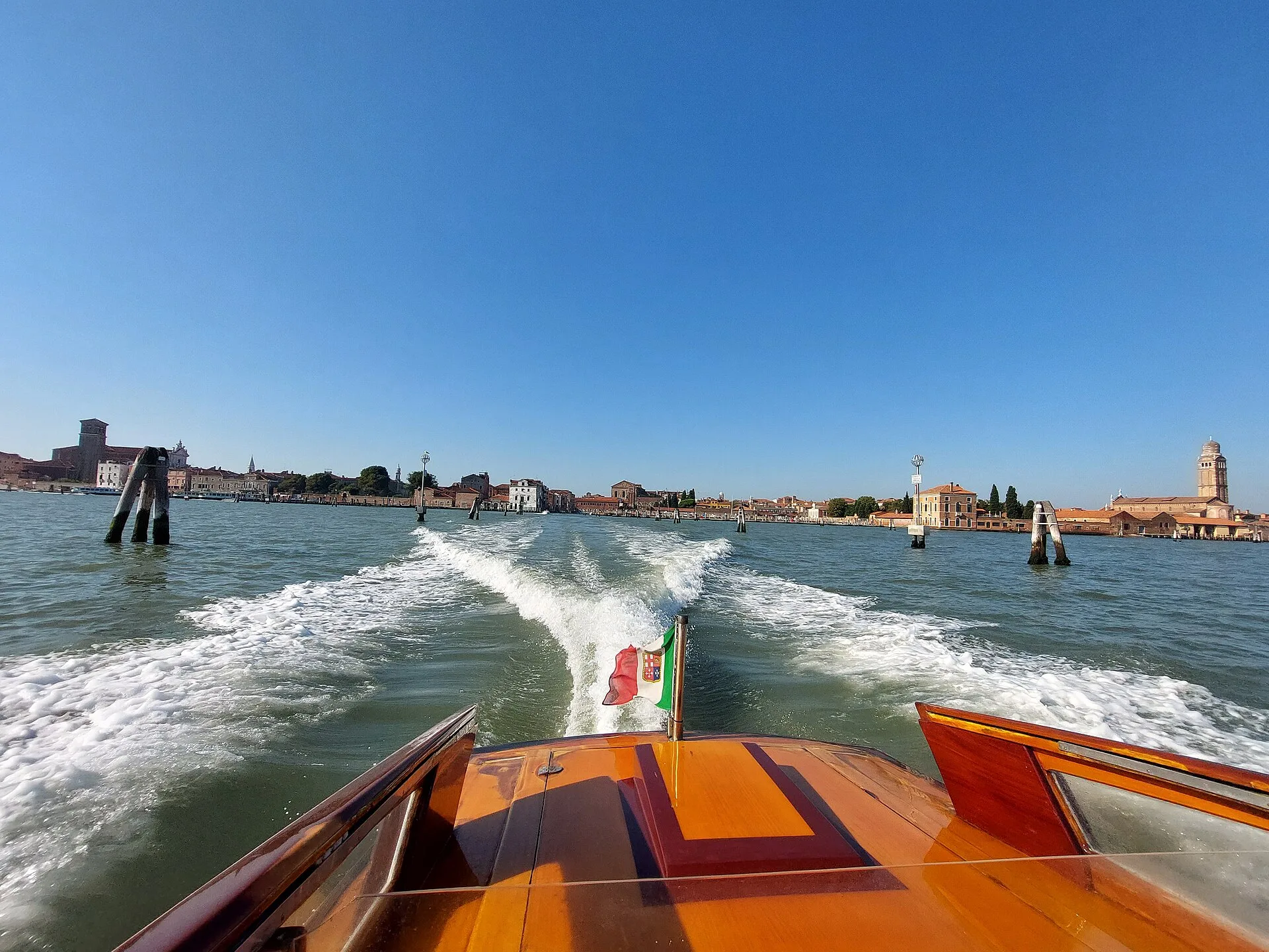 Barca veloce in navigazione nella laguna di Venezia verso l aeroporto Marco Polo