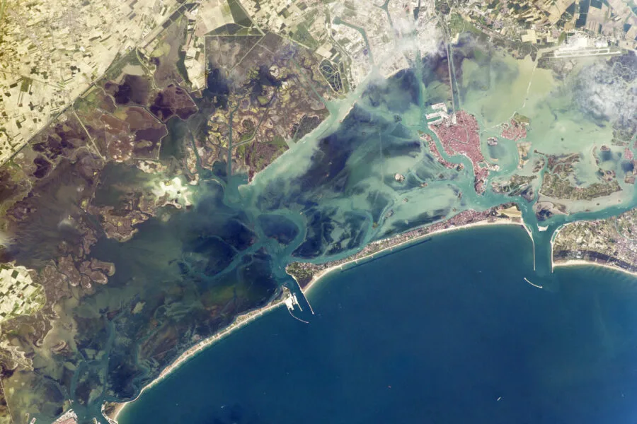 Vista satellitare della laguna di Venezia con isole canali e area aeroportuale