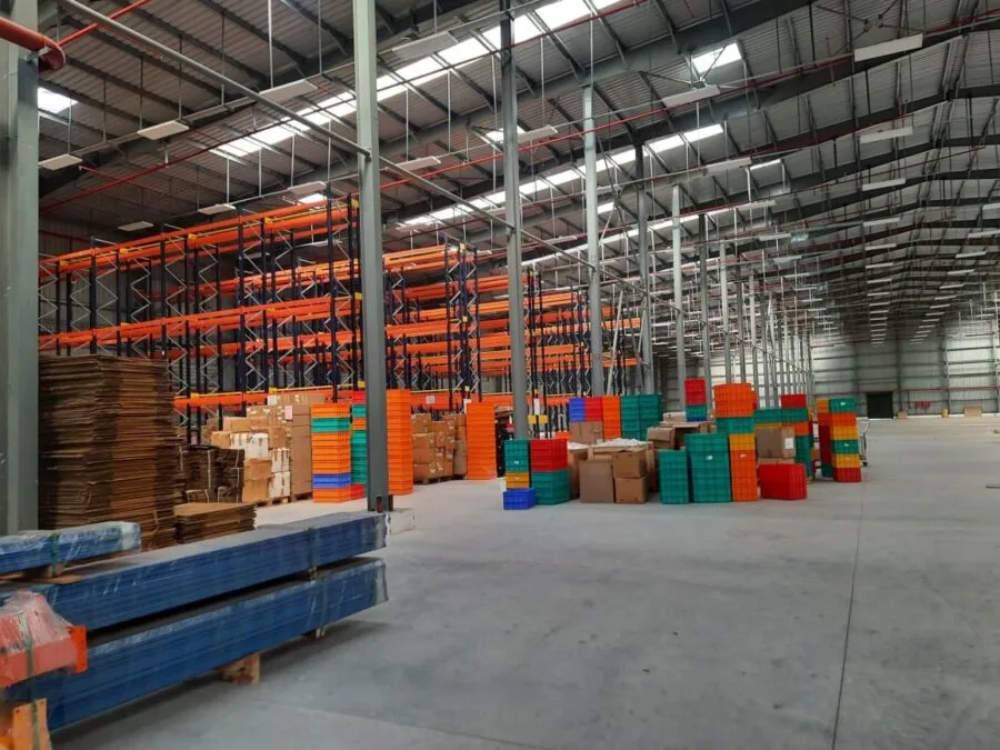 Interno di un hub logistico con scaffalature e colli