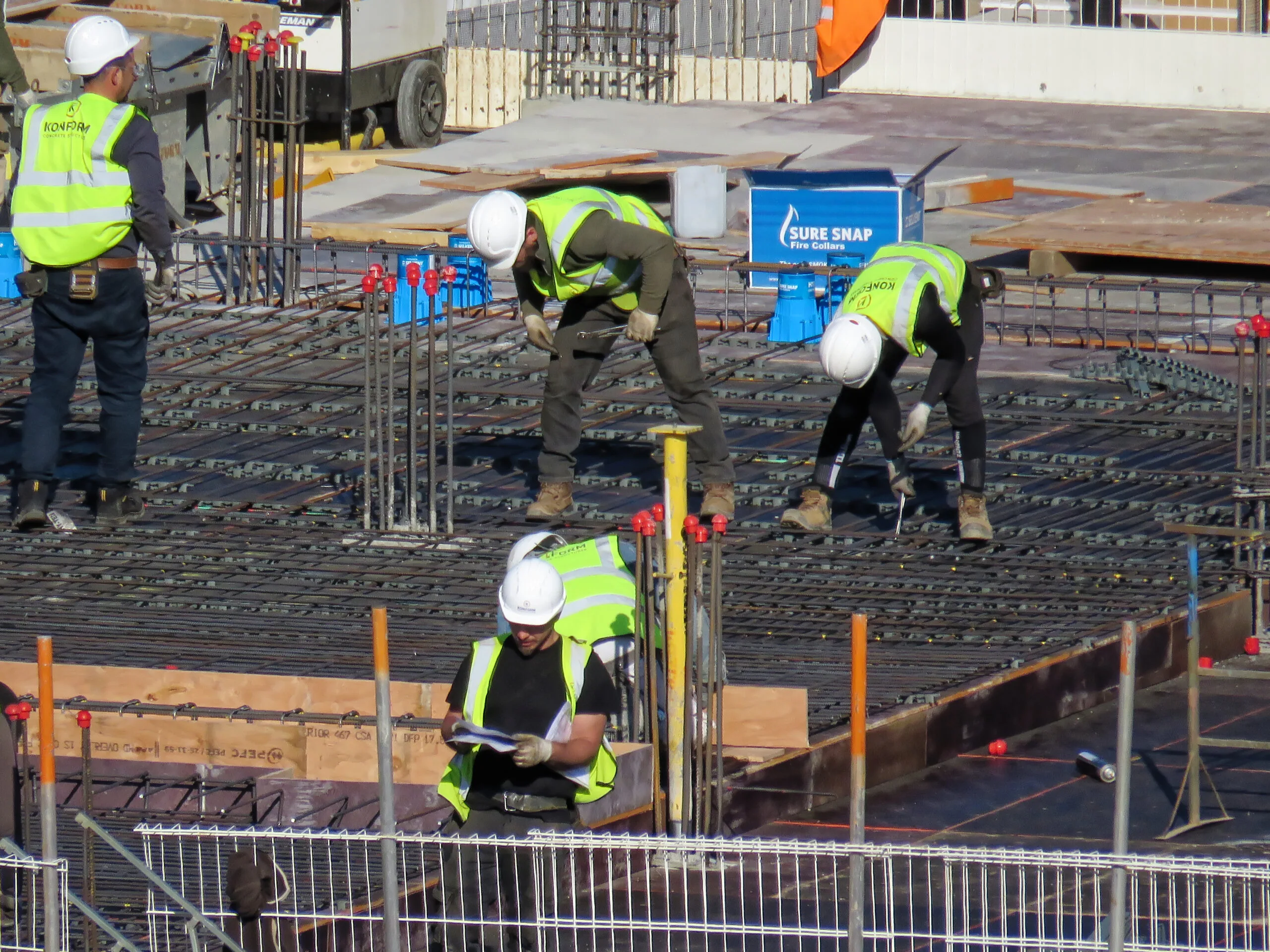 Operai edili al lavoro in un cantiere, contesto del Bonus Casa CNCE