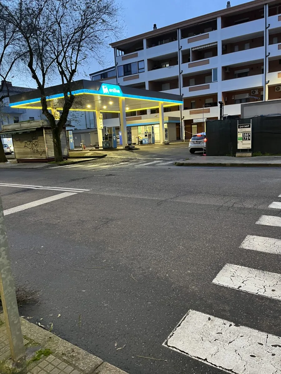 Stazione di servizio Enilive a Nuoro con pompe e insegna illuminata
