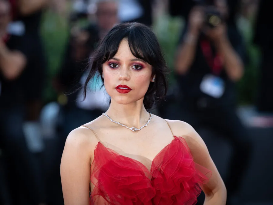 Jenna Ortega sul red carpet della Mostra del Cinema di Venezia 2024