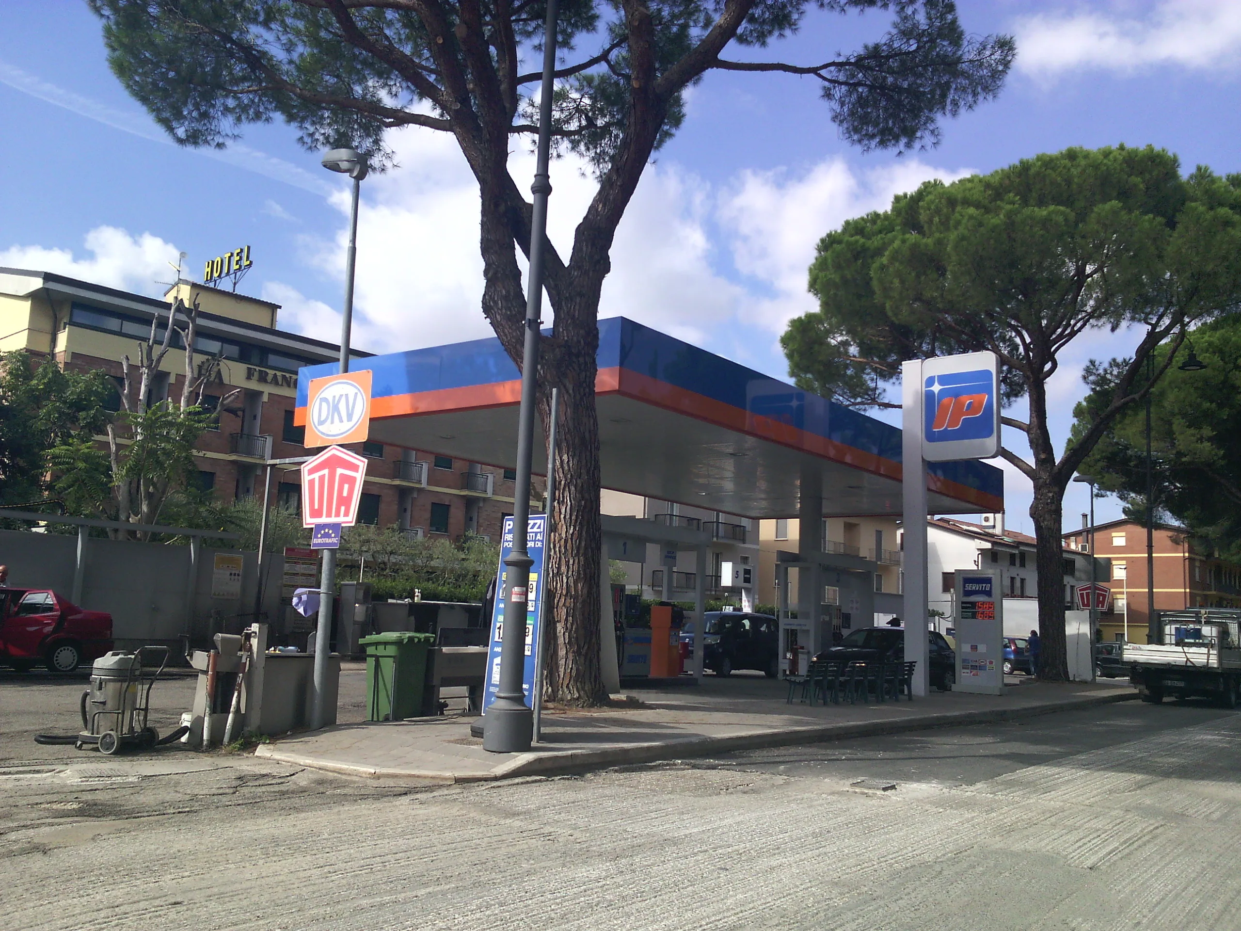 Distributore IP in Umbria con pensilina e pompe carburante