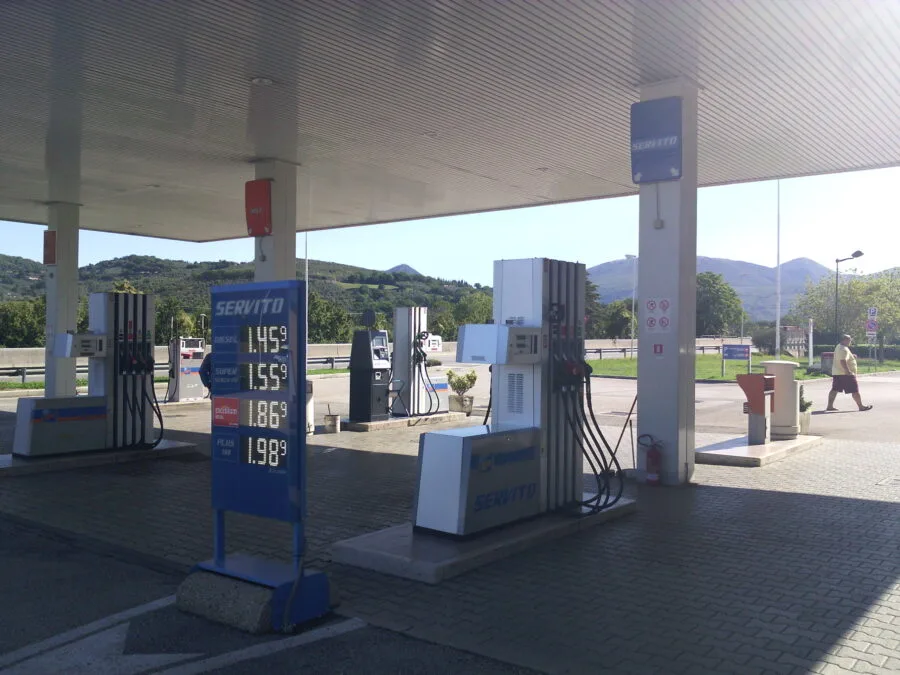 Pompe carburante e prezzi esposti in una stazione IP in Umbria