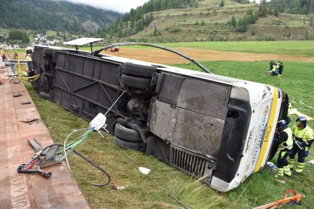 Pullman ribaltato a Susch nei Grigioni