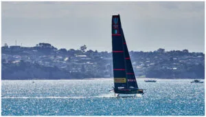 Luna Rossa in navigazione su foil