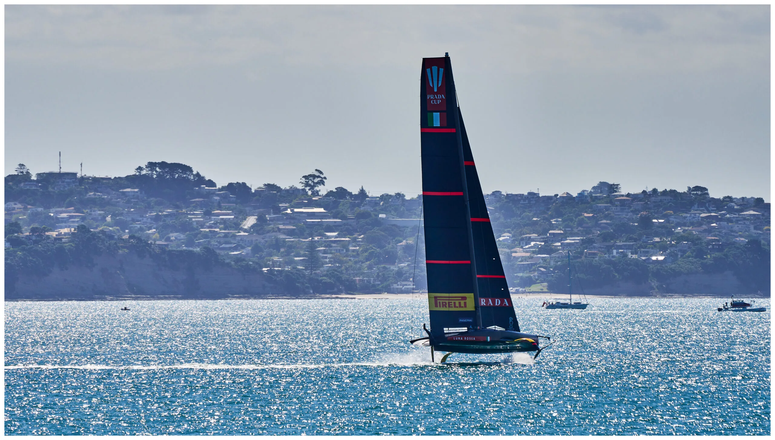 Luna Rossa Prada Pirelli in navigazione su foil durante una regata di Coppa America