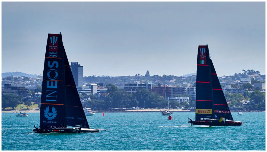 Luna Rossa Prada Pirelli in regata accanto a una imbarcazione rivale