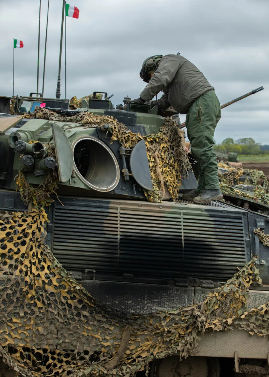 Militare italiano su un veicolo Dardo durante una esercitazione Nato in Polonia