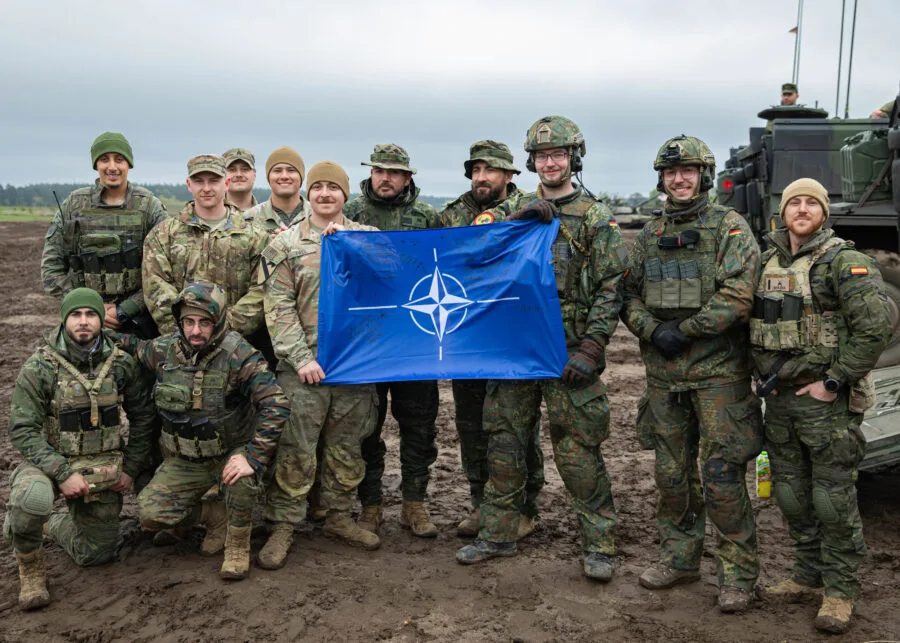 Militari Nato con la bandiera dellAlleanza durante Saber Strike 24 in Polonia