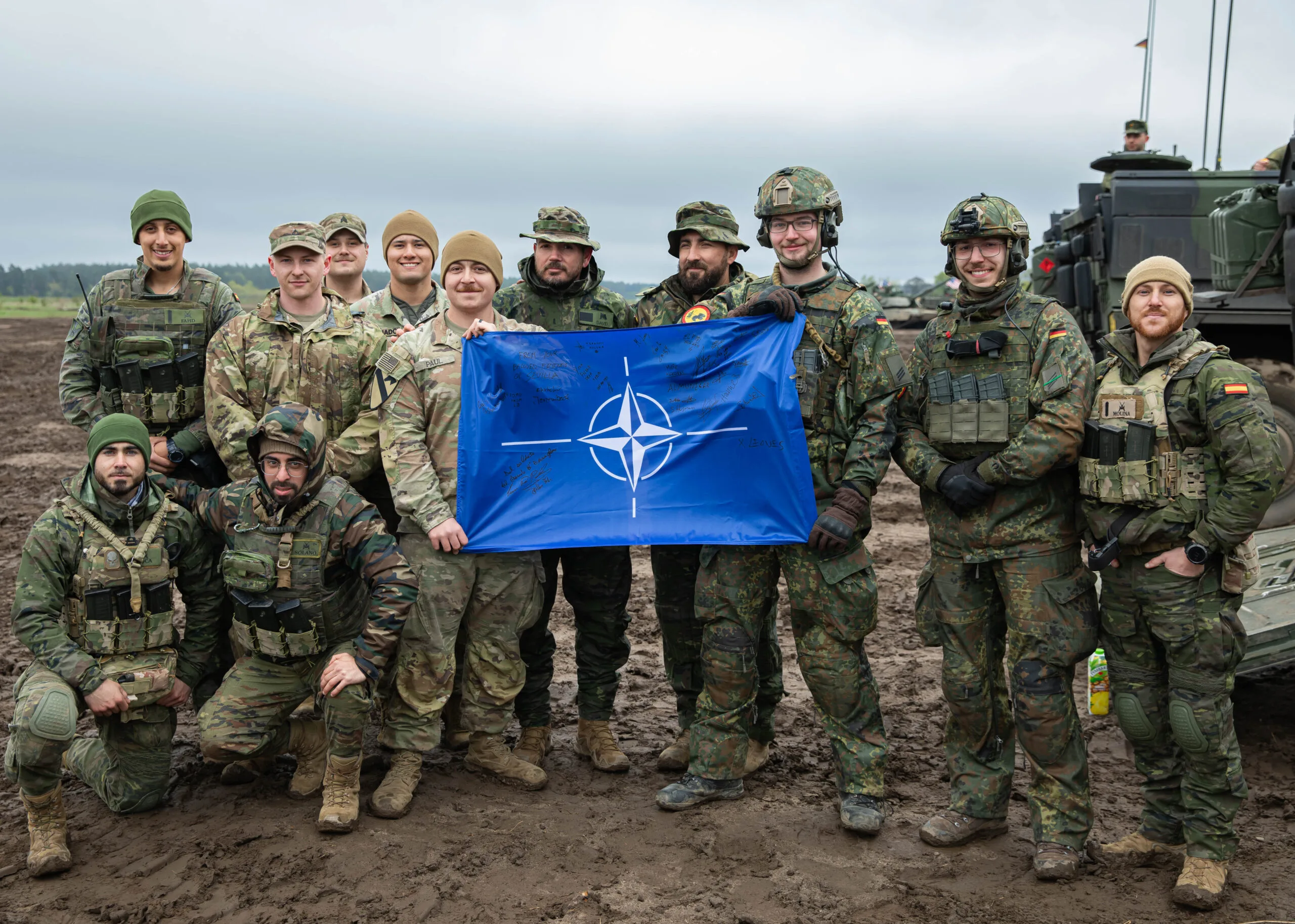 Militari Nato con la bandiera dellAlleanza durante Saber Strike 24 in Polonia