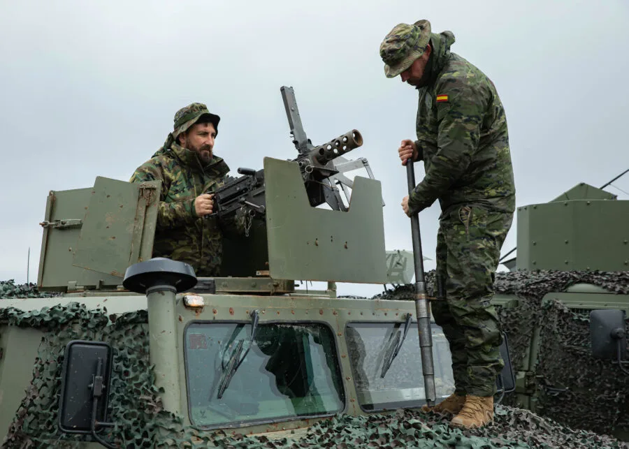 Militari spagnoli su un mezzo Uro VAMTAC durante una esercitazione Nato in Polonia