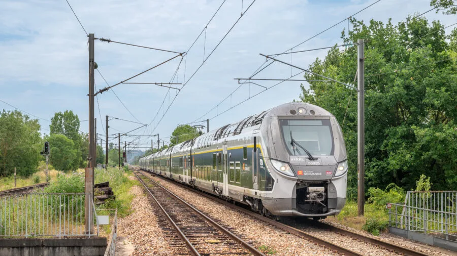 Treno regionale Nomad della Normandia su una linea ferroviaria