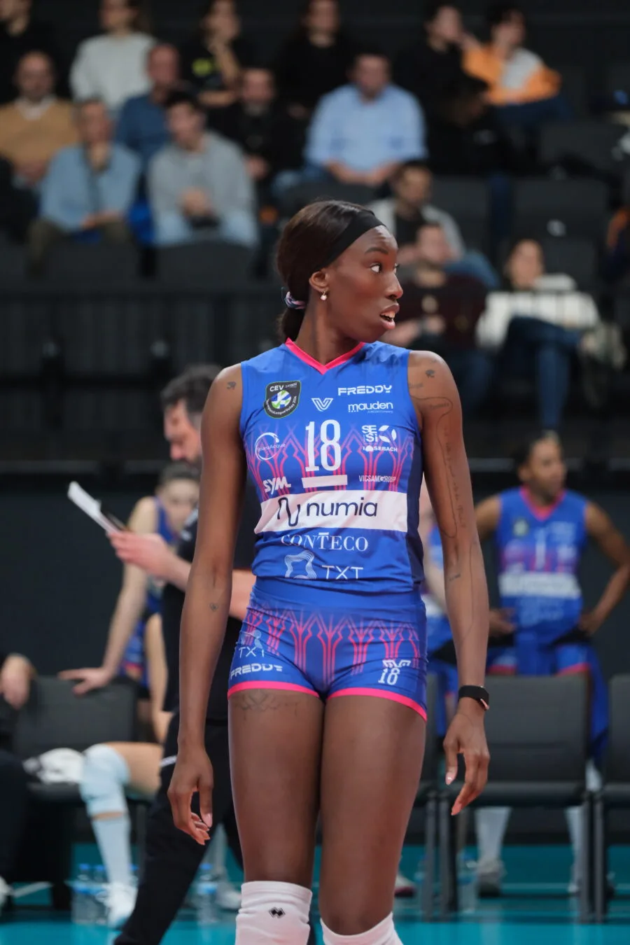 Paola Egonu in campo durante una partita di pallavolo