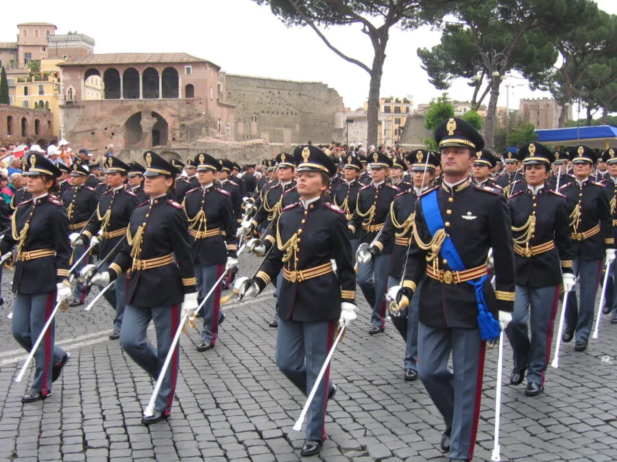 Cadetti della Polizia di Stato sfilano in uniforme cerimoniale a Roma