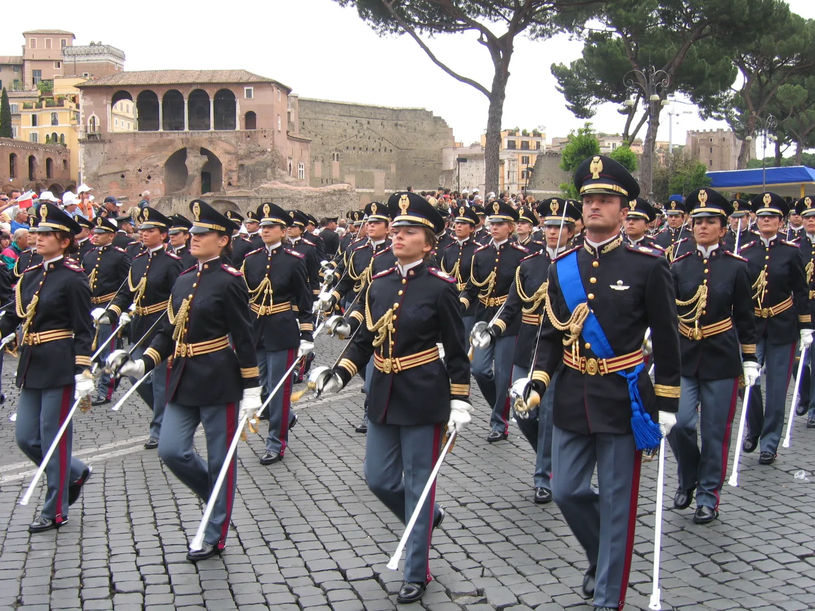 Cadetti della Polizia di Stato sfilano in uniforme cerimoniale a Roma