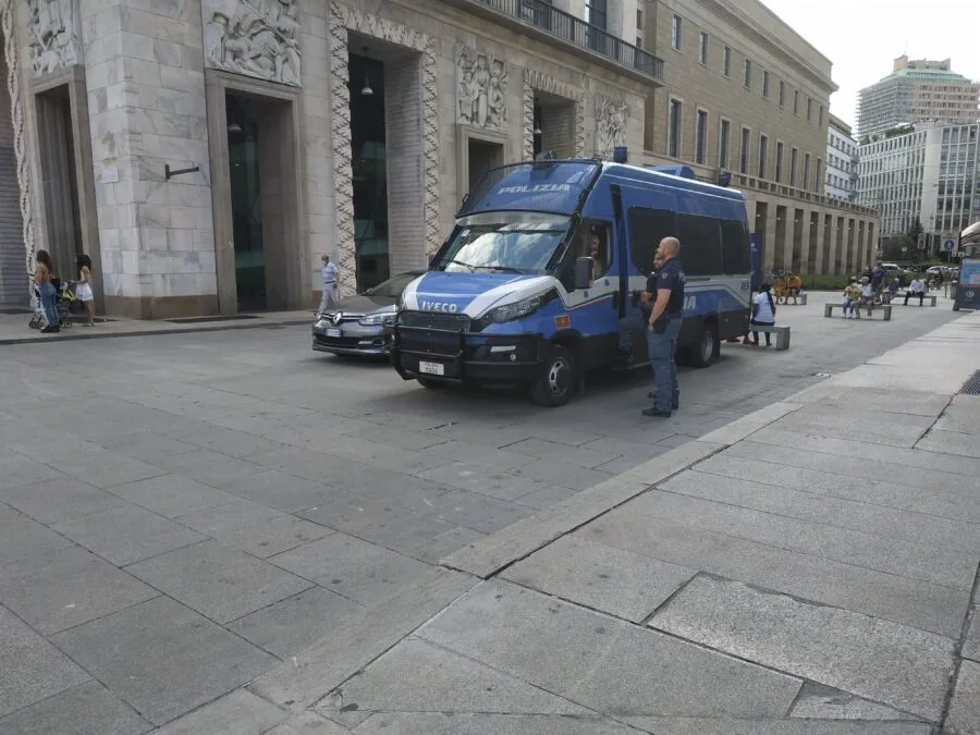 Mezzo della Polizia di Stato con agenti in piazza a Milano