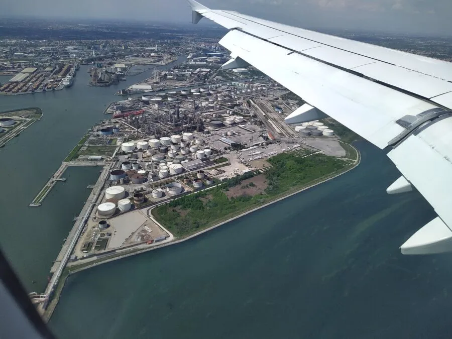 Vista aerea di una raffineria a Porto Marghera con serbatoi e impianti