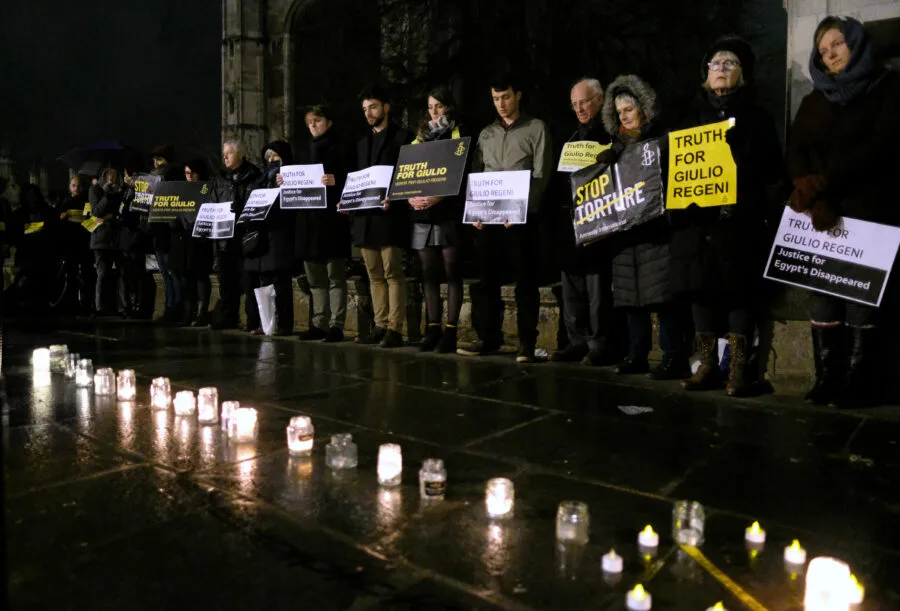 Veglia silenziosa Truth for Giulio Regeni con cartelli e candele