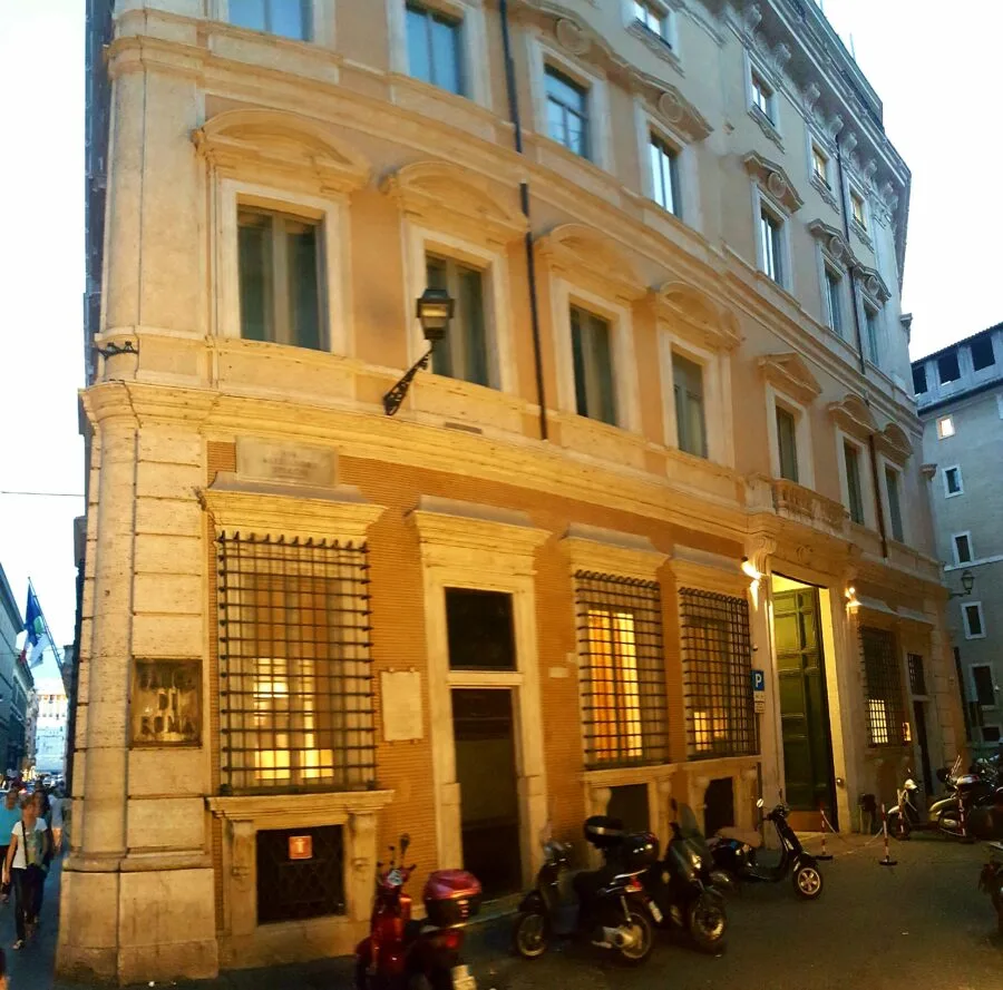Sede legale UniCredit a Roma, edificio storico nel sistema bancario italiano